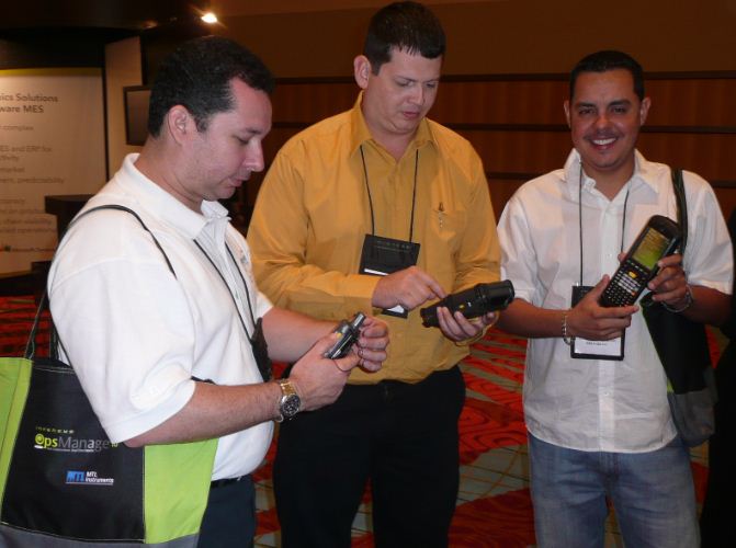 Web Aruba representado por Giomar Arendsz y Veromar Warleman junto a Hender Molina de Servicios de Automatización RFID en la demostración de los equipos RFID de Motorola para la solución Intelatrac