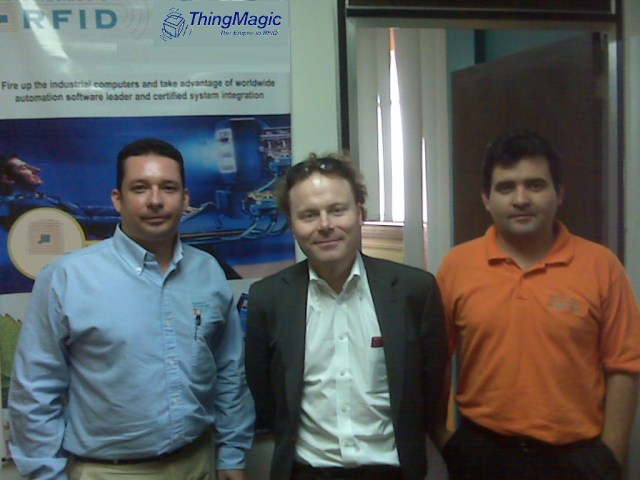 Bernd Schoner de ThingMagic junto a Hender Molina y Dickson Mora de Servicios de Automatización RFID